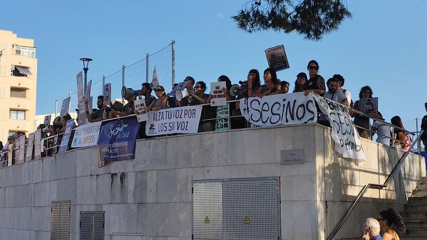 Dominik Greif reunido con su representante en la concentración del Real Mallorca en Austria