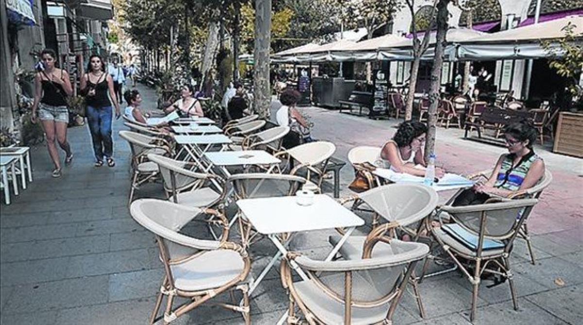 Una terraza en la calle de Enric Granados