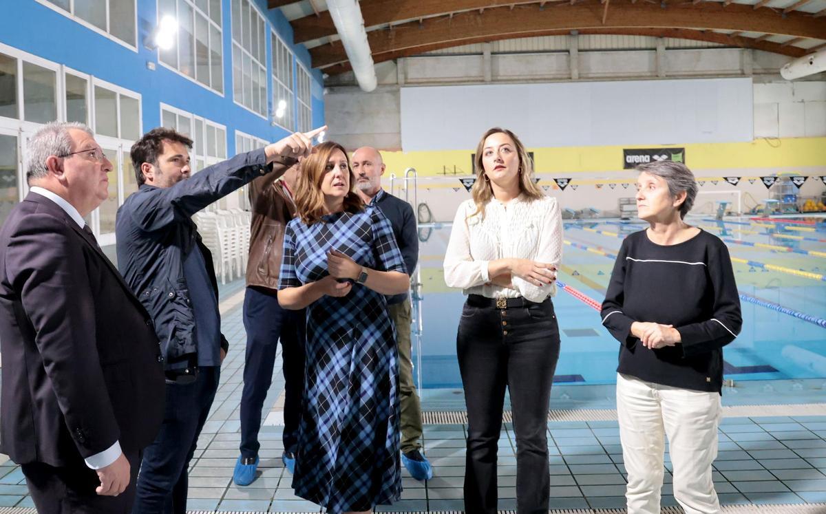 María José Catalá, Rocío Gil y María Ángeles Vidal en la visita a la piscina de Benimàmet