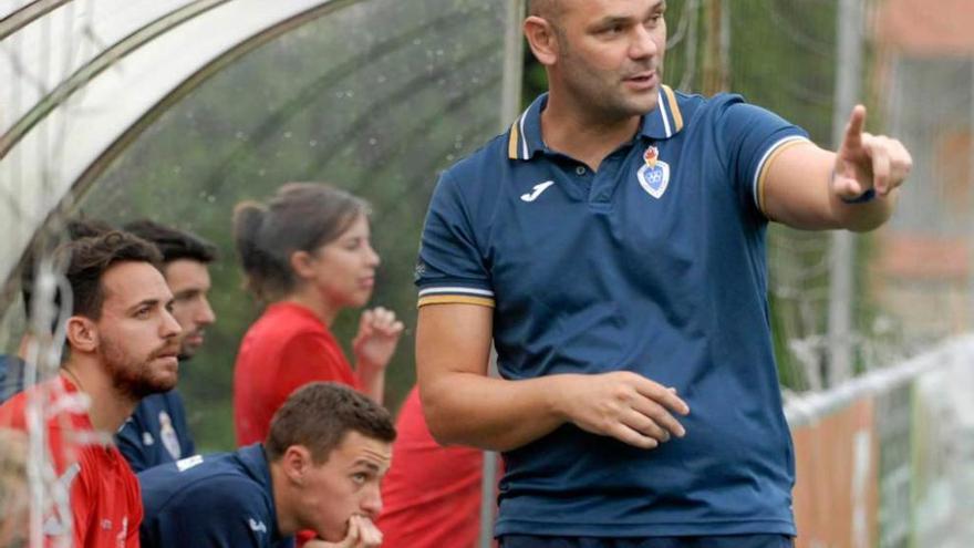 Fermín, dando instrucciones a los jugadores del Covadonga durante un partido.