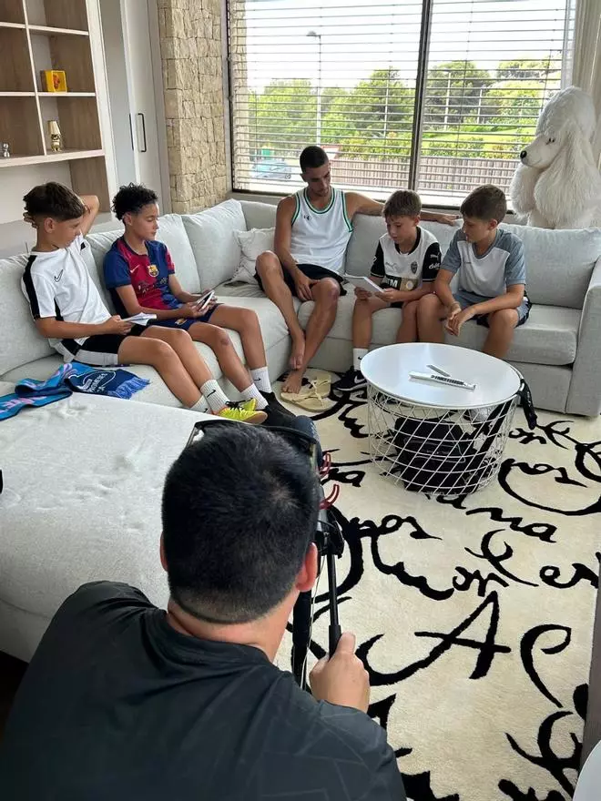Las lecciones del ídolo Ferran Torres inspiran a los escolares de Sueca