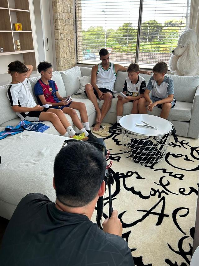 Ferran Torres con los alumnos del Colegio Luis Vives de Sueca en su casa durante la grabación de "Normales".