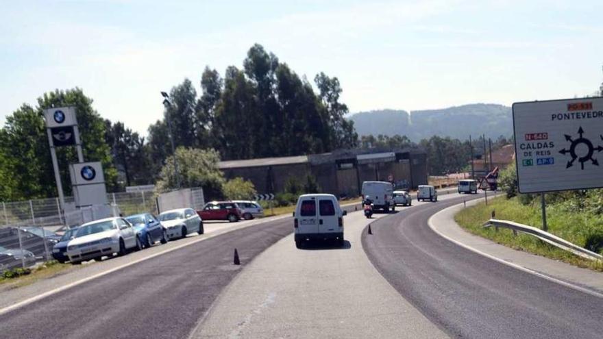 El corte de los carriles para pavimentar en la N-640, en la travesía de Vilagarcía. // Noé Parga