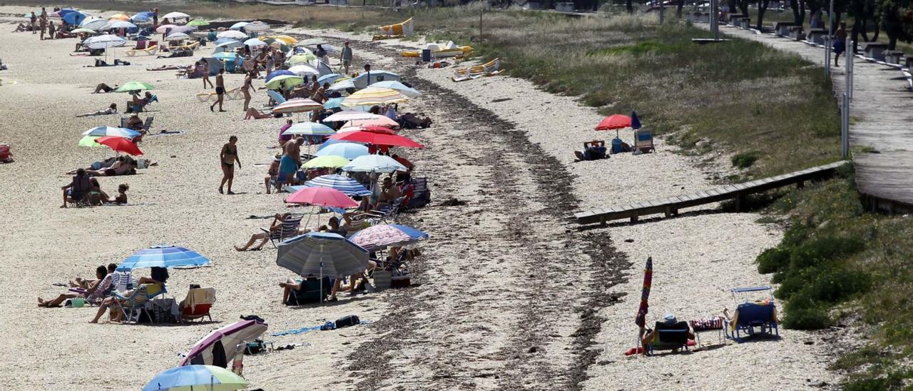 Los veraneantes ya llenan las playas de la comarca de O Salnés, tras el comienzo de las vacaciones escolares. |   // NOÉ PARGA