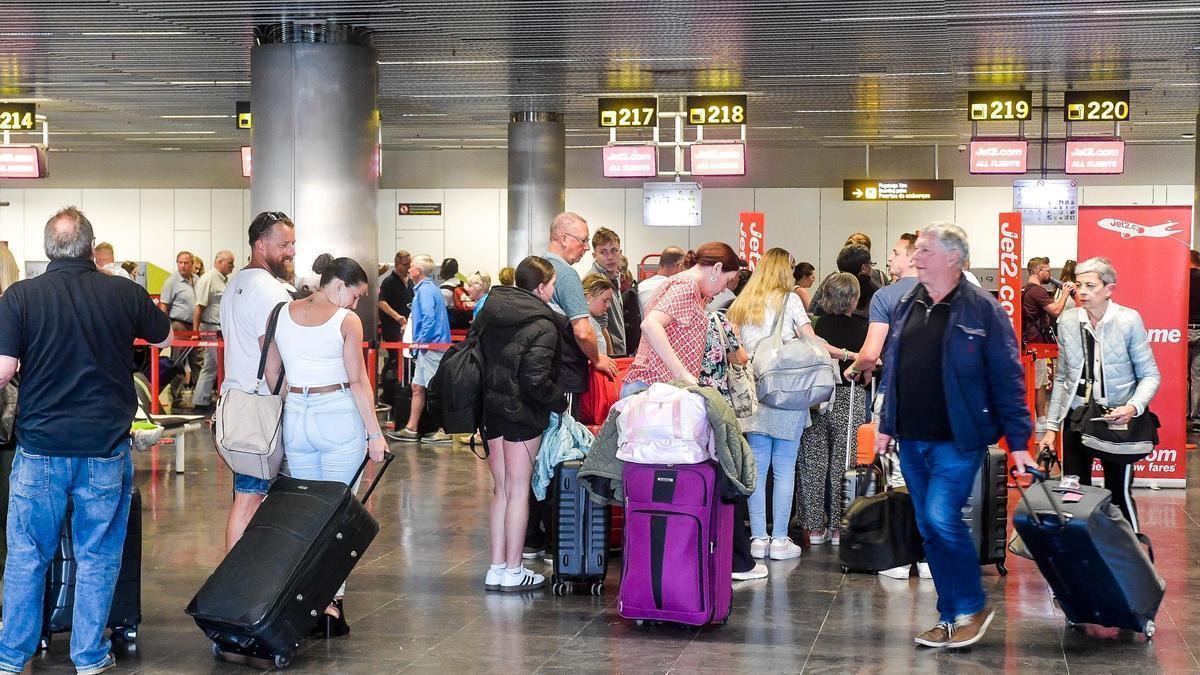 Pasajeros en uno de los aeropuertos de Canarias.