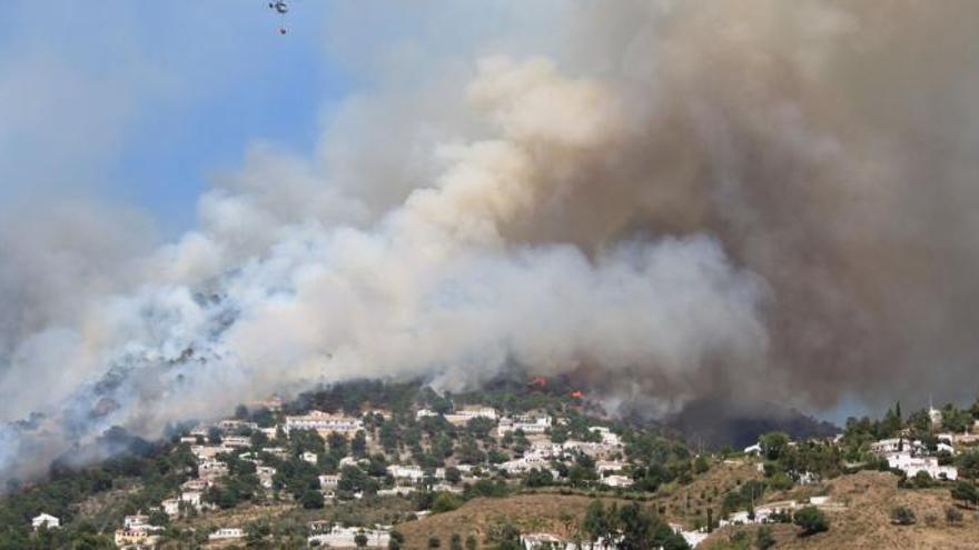 Regresan los desalojados en Las Colmenillas tras estabilizarse incendio en Cómpeta