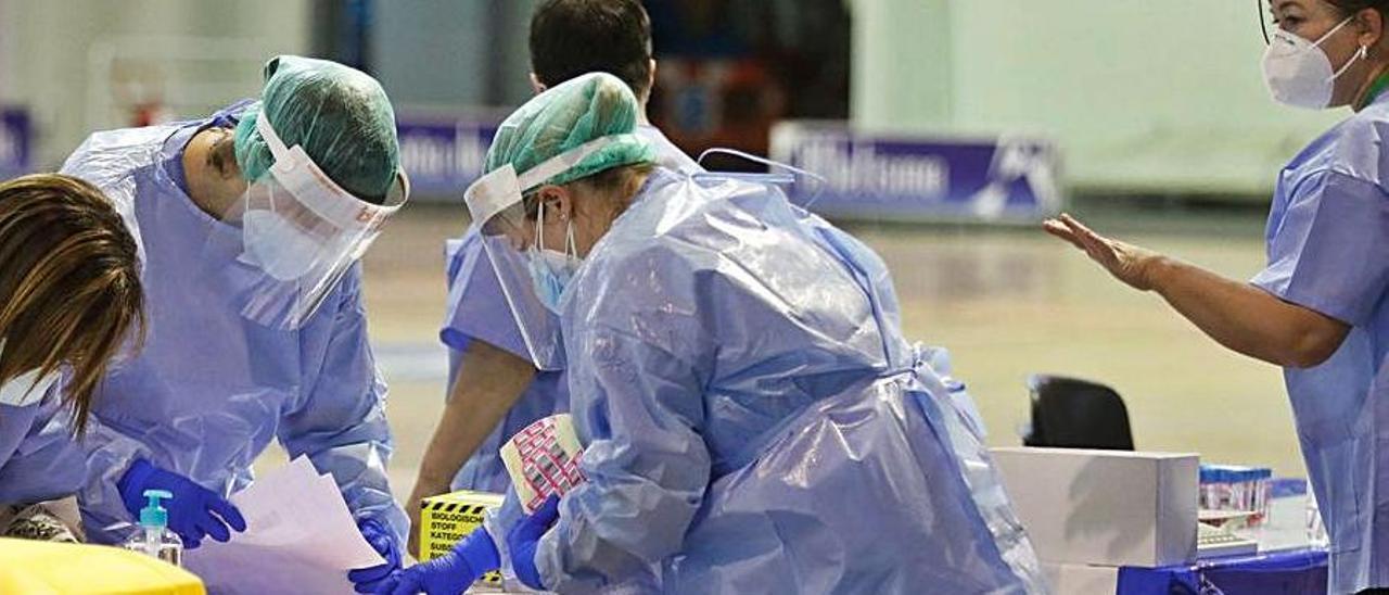 Personal que atiende el autocovid instalado en el polideportivo del Quirinal, en Avilés. |