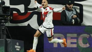 Álvaro García desata la locura en Vallecas