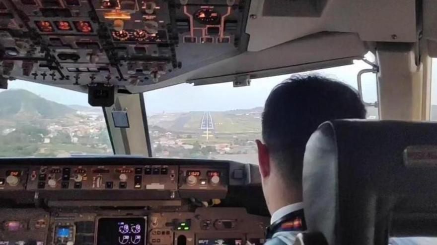 Muere un piloto en pleno vuelo después de que la azafata pidiera ayuda