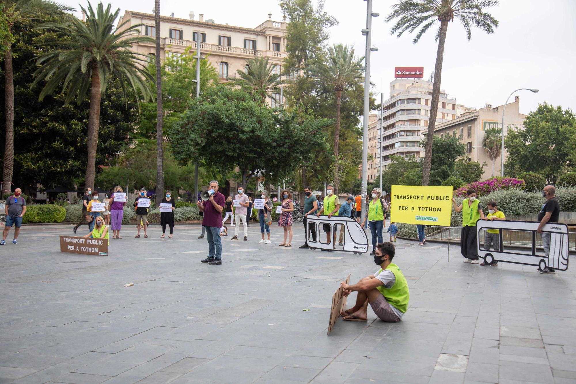 Concentración en Palma para exigir más transporte público