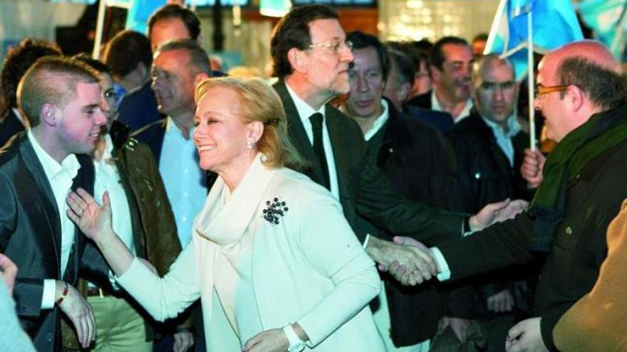 Mercedes Fernández y Mariano Rajoy saludan a varios asistentes al acto electoral celebrado en Villaviciosa. | juan plaza