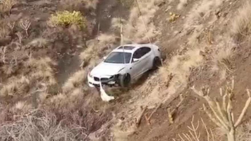 Un coche se sale de la vía y cae por una ladera en Guayedra