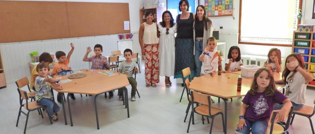 Alumnos y profesoras de la escuela de San Paio, integrada en el Colegio Rural Agrupado Amencer, de Ribadavia. |   // FERNANDO CASANOVA