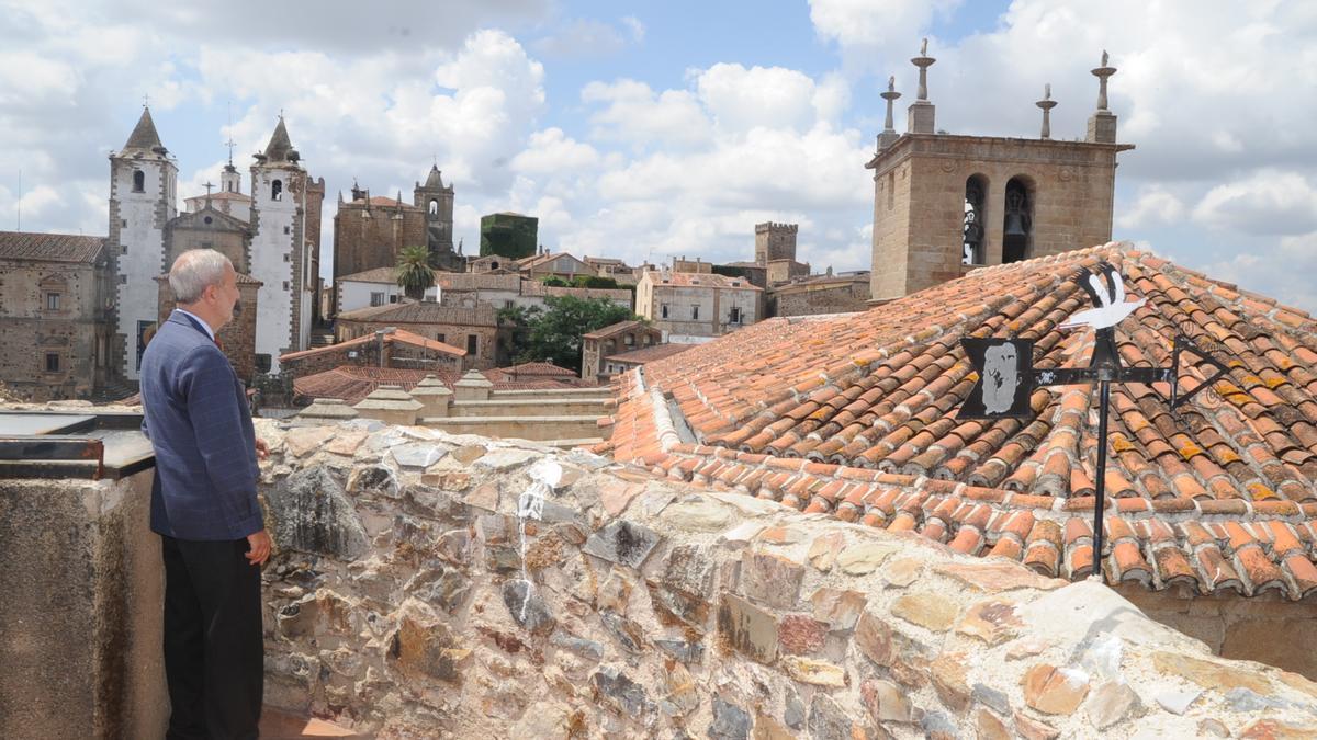 TORRE DE CARVAJAL: La torre redonda del palacio de Carvajal (siglo XII), abierta al público, ofrece una de las mejores perspectivas de la ciudadela que la rodea. En su base está la capilla con interesantes frescos.