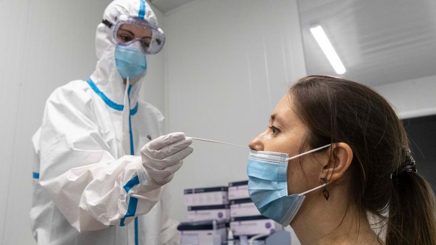 Personal sanitario
prueba los primeros
test de antígenos que
han llegado a la Región.
L. O.