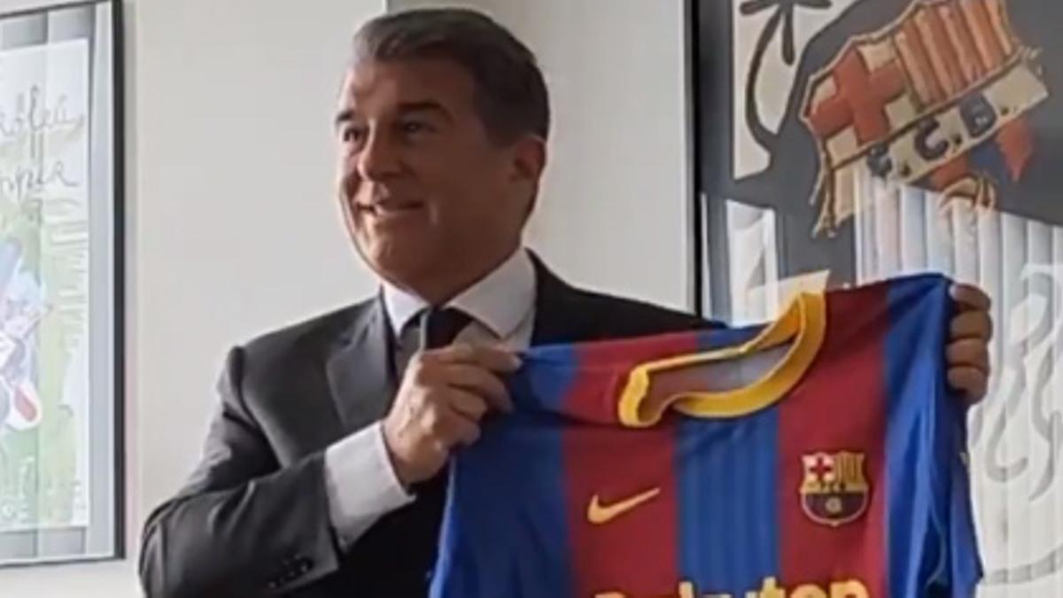 Laporta posa con la camiseta especial del Clásico