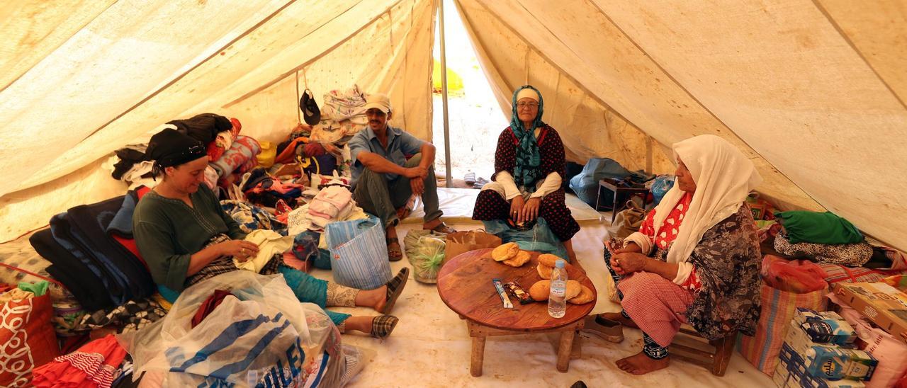 Una familia se refugia en su tienda de campaña en Amizmiz.