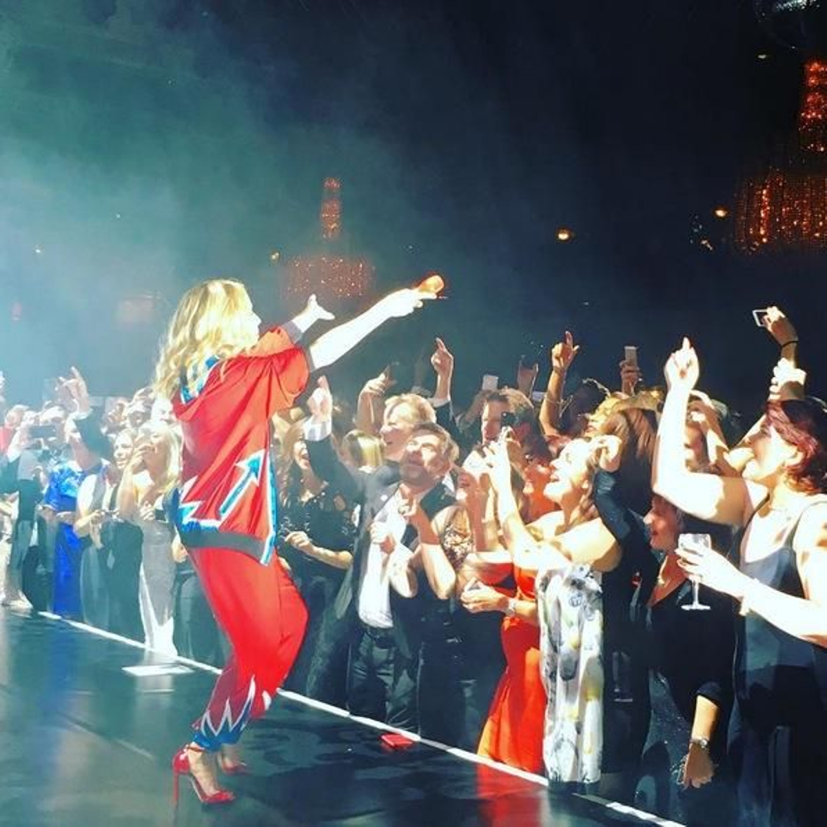 Kylie Minogue, de rojo en un concierto