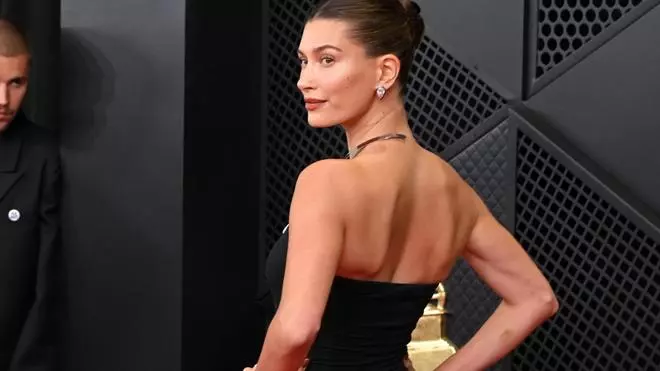Hailey Bieber confirma en los Premios Grammy que la máscara de pestañas se lleva como lo hacían nuestras abuelas