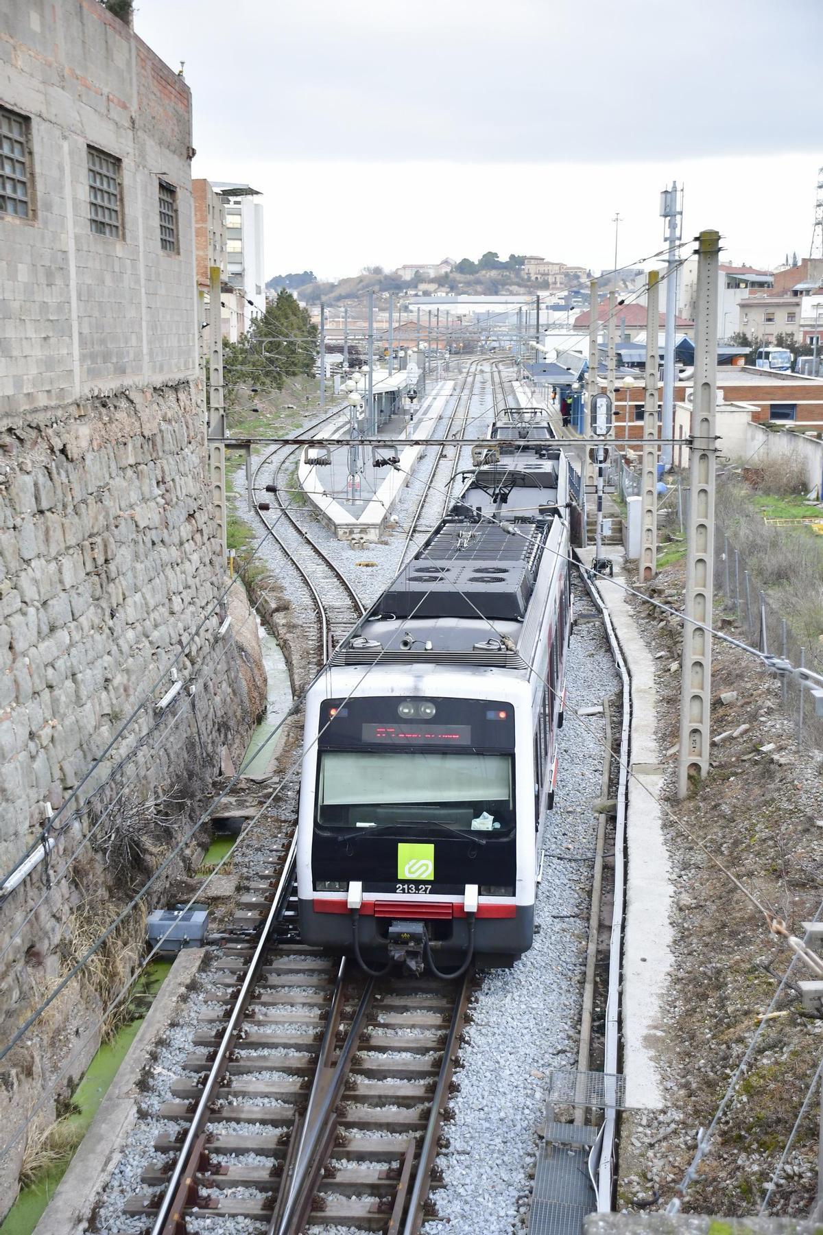 Un tren surt de l’estació Manresa Alta dels Ferrocarrils de la Generalitat de Catalunya