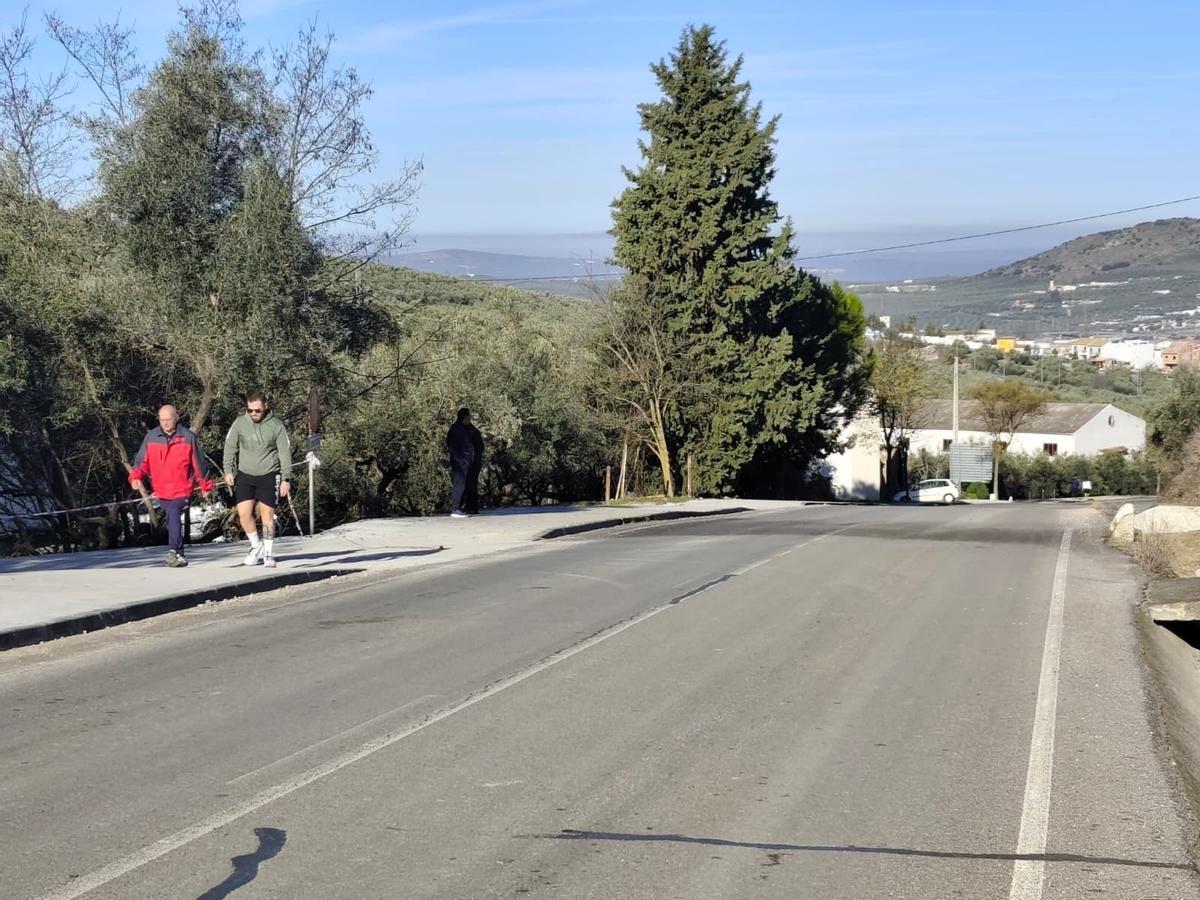 Carretera de acceso a la ermita de la Virgen de Araceli en Lucena, cuyas obras ya han terminado.