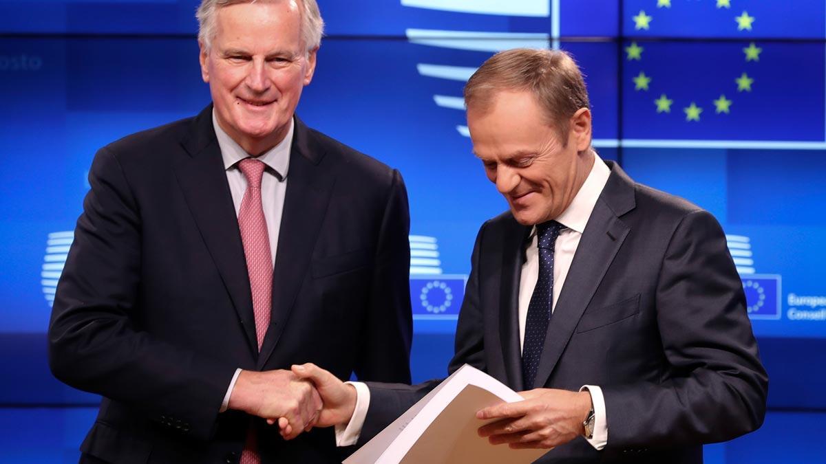 Michel Barnier y Donald Tusk, con el borrador del ’brexit’, en rueda de prensa en Bruselas.