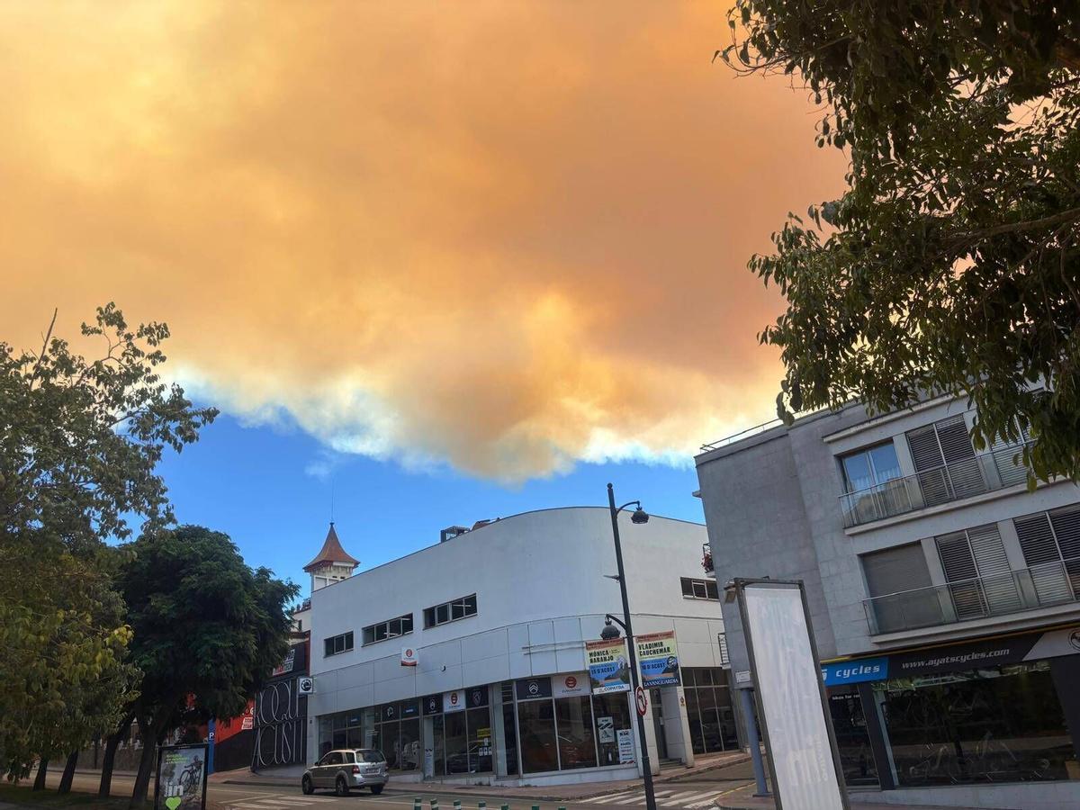 Sant Feliu de Guíxols El fum i la cendra de l'incendi de la Bisbal a peu de les Gavarres Sant Feliu de Guíxols El fum i la cendra de l'incendi de la Bisbal a peu de les Gavarres