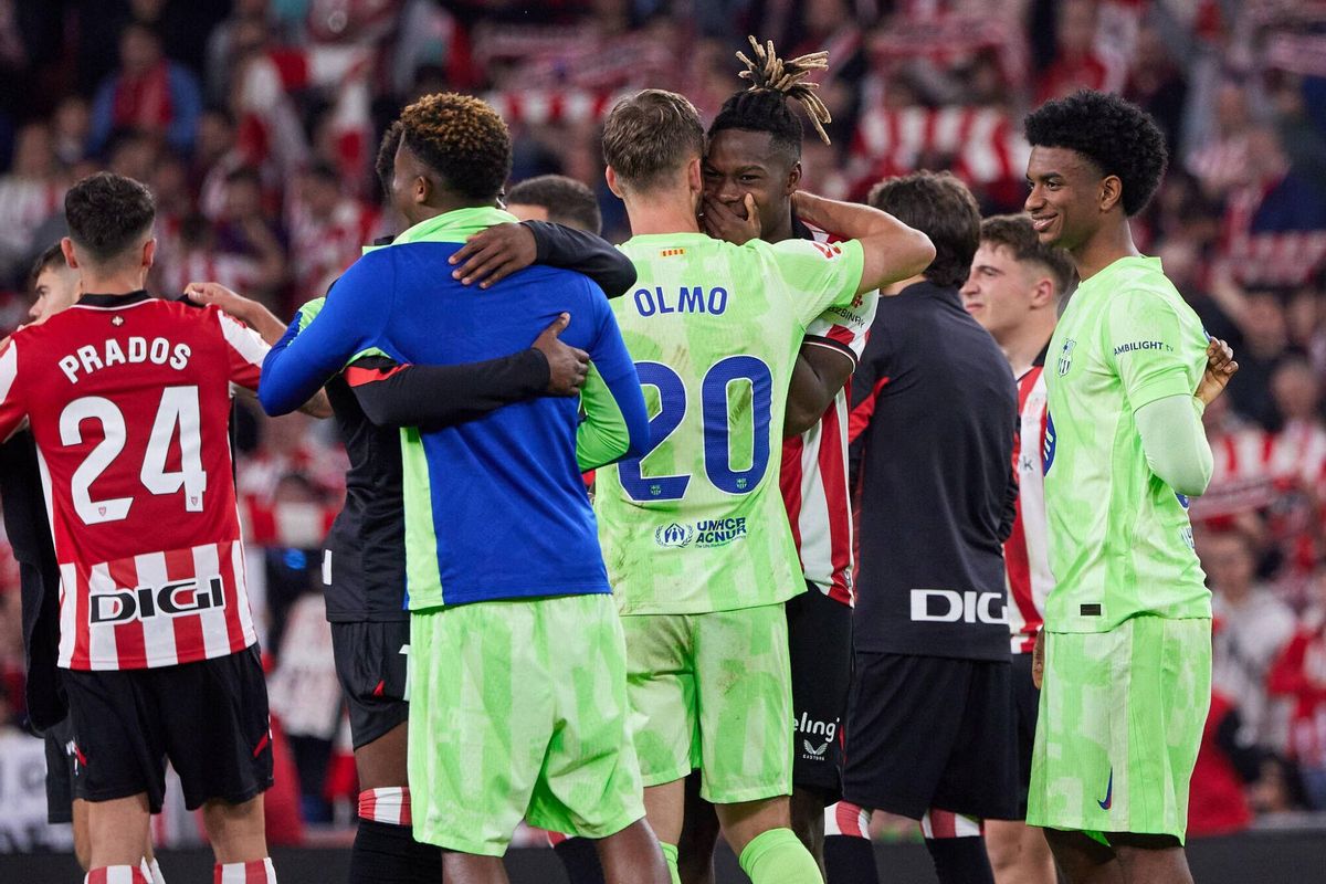 Dani Olmo saluda a Nico Williams en el úlitmo Athletic Club - FC Barcelona