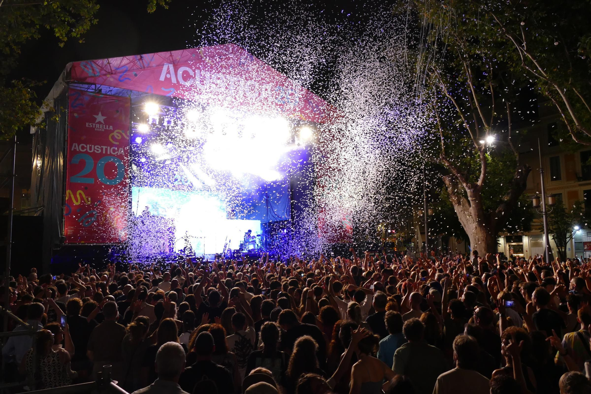 Llum, foc, confeti i molta música a la tercera nit d'Acústica