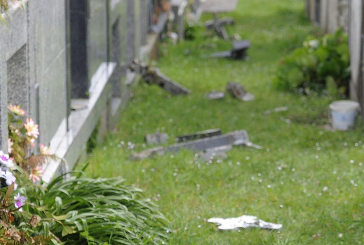 Un presunto ataque vandálico destroza numerosos panteones del cementerio municipal de Forcarei