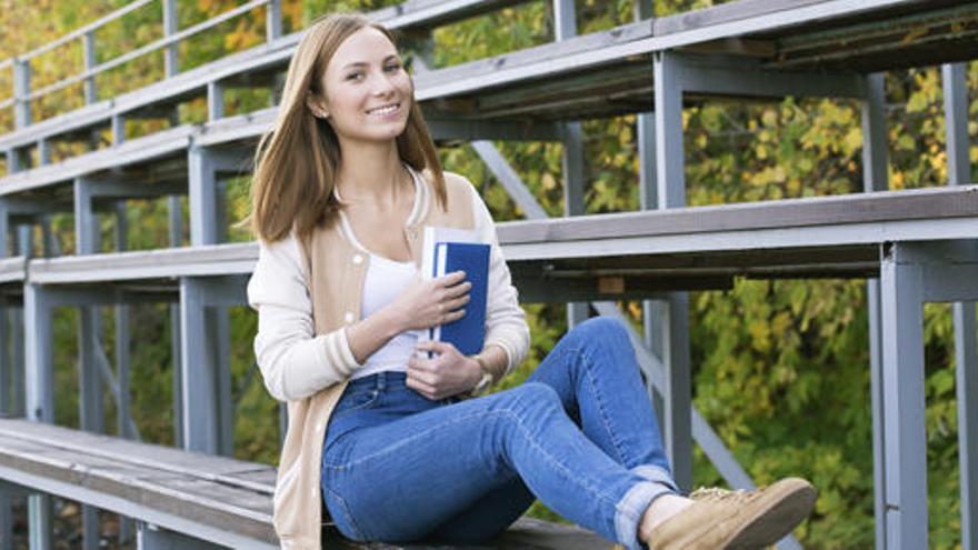 Una estudiante en el campus universitario