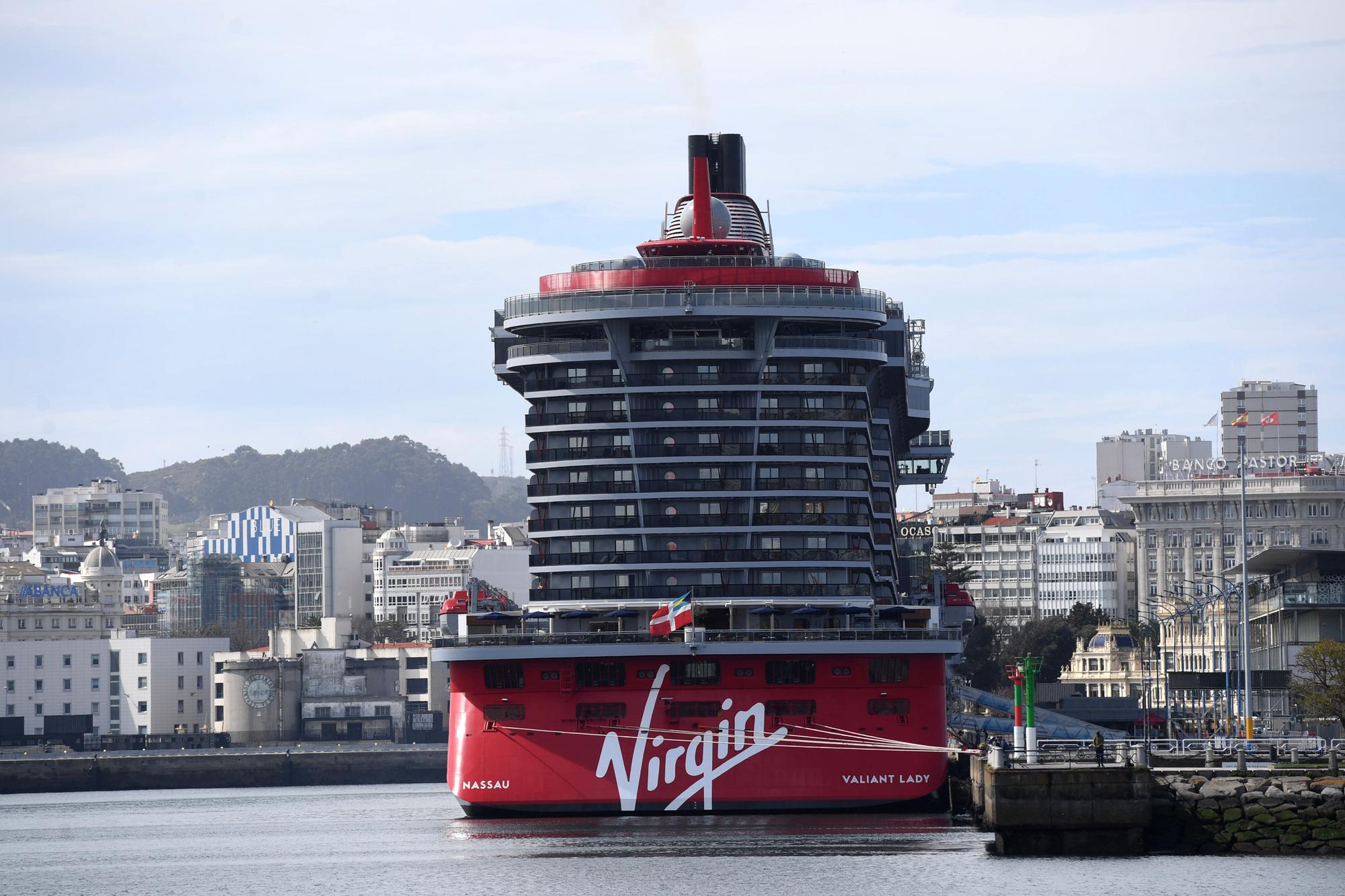 El crucero de Virgin 'Valiant Lady' desembarca en A Coruña