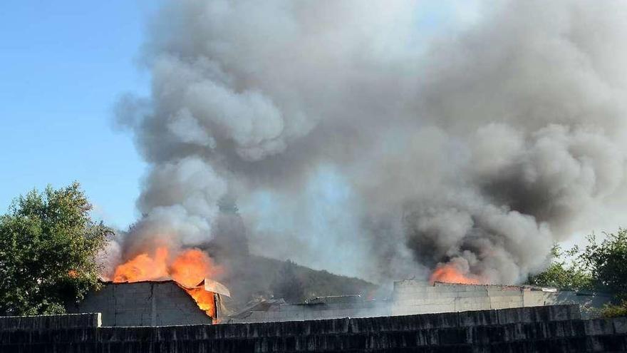 Imagen del incendio que arrasó una vivienda y una carpintería en Cotobade en julio pasado. // R. Vázquez