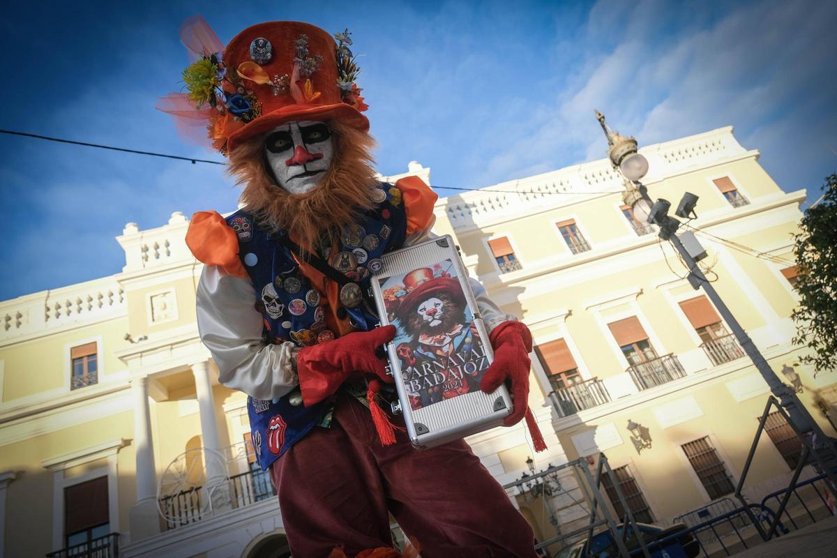 Disfraz león del carnaval de Badajoz en el concurso de disfraz en la calle en San Juan