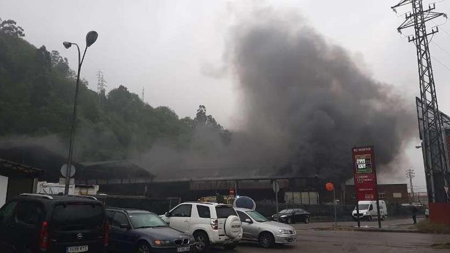 La nube negra provocada por el incendio en la nave municipal de Mieres, en la mañana de ayer.