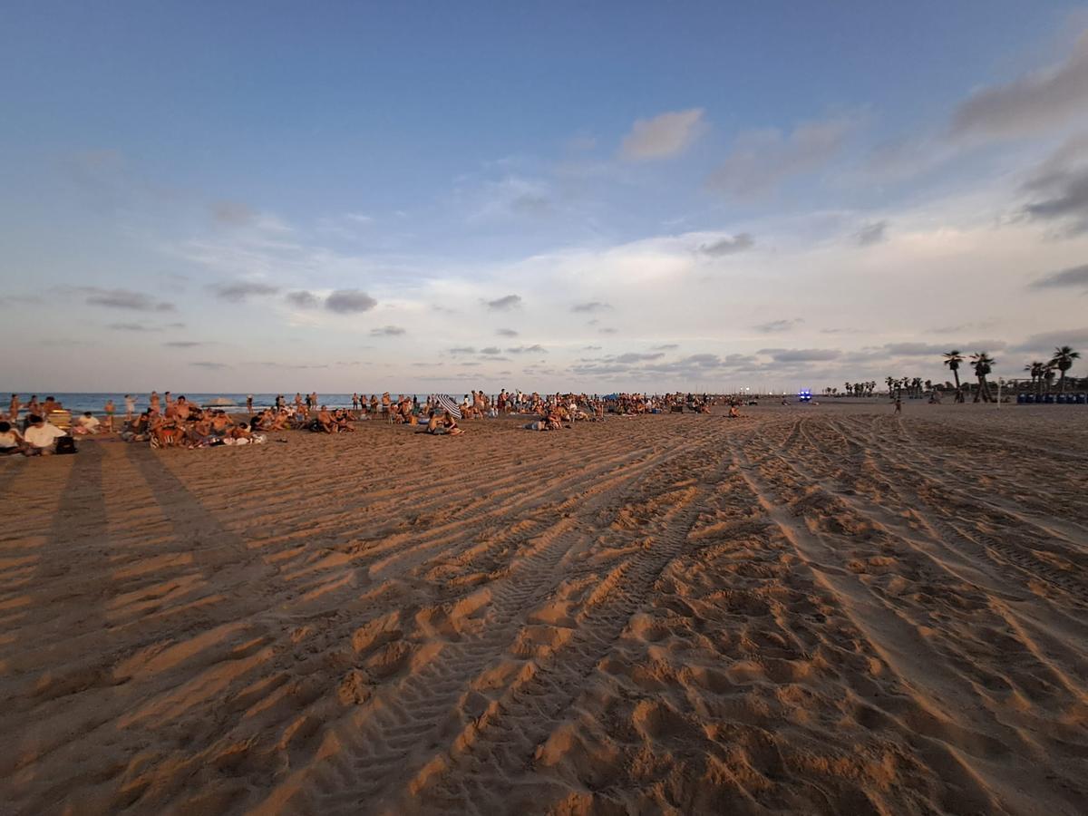 Esperando el eclipse en la playa de Canet. Esperando el eclipse en la playa de Canet.