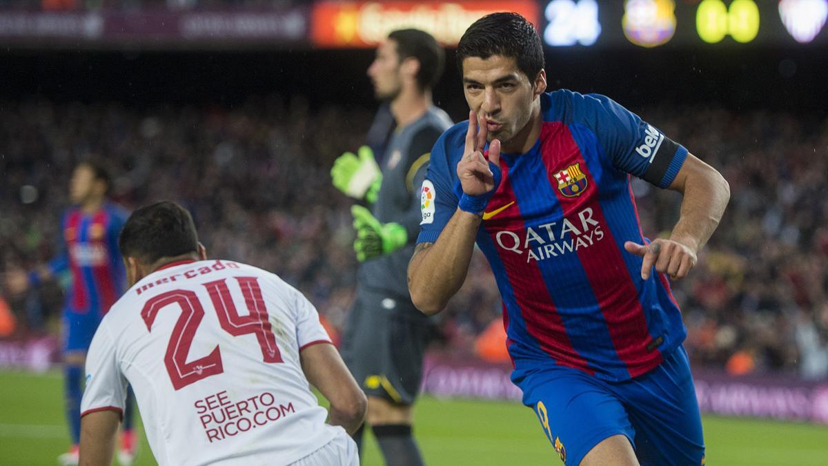 Luis Suárez celebra un gol al Sevilla en el Camp Nou