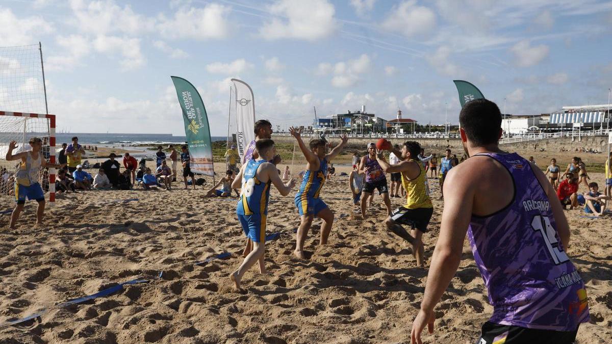 Un partido de una edición anterior del torneo de balonmano playa de San Lorenzo.