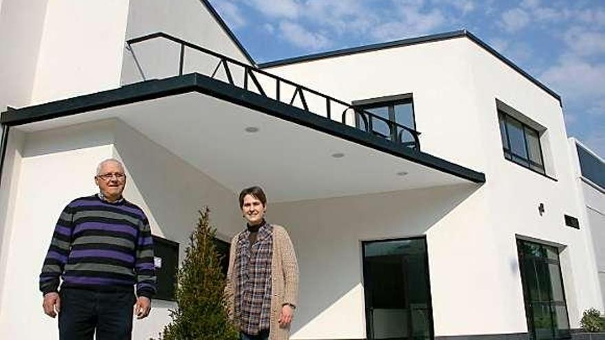 Antonio y Cristina Fernández frente a la entrada principal del inmueble.