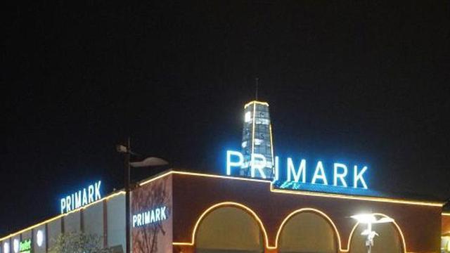 Els rètols del Primark de Salt ja il·luminats.  | MARC MARTÍ