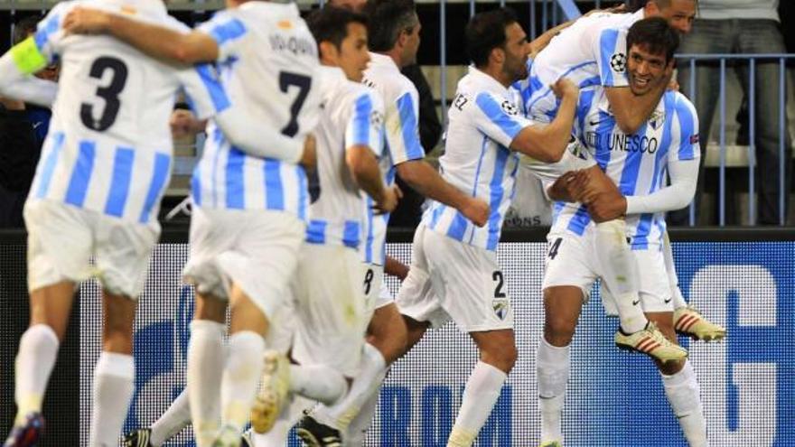 Los jugadores del Málaga festejan el gol de Santa Cruz que suponía su clasificación. // Efe