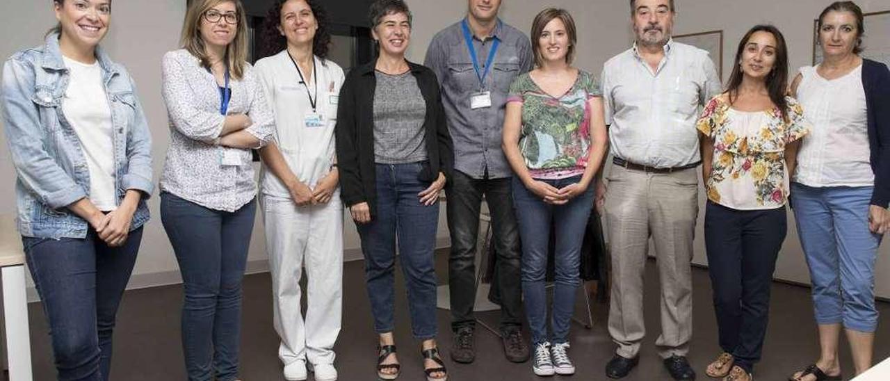 El hospital en el maletero | Con una reunión en la que abordan incidencias y planifican la actividad, comienza el día en HADO (arriba). Preparan luego las pesadas bolsas con todo el material que necesitarán. Cargan también con carpetas con la documentación de todos los casos por si surge una urgencia. Están esperando tablets El servicio dispone de cuatro coches para las rutas. Los que se encargan de las zonas más alejadas hacen más de 100 kilómetros al día. Tienen permiso de casi todos los concellos para aparcar en carga y descarga durante la alrededor de media hora que suelen durar las atenciones. 
Cristina Graña