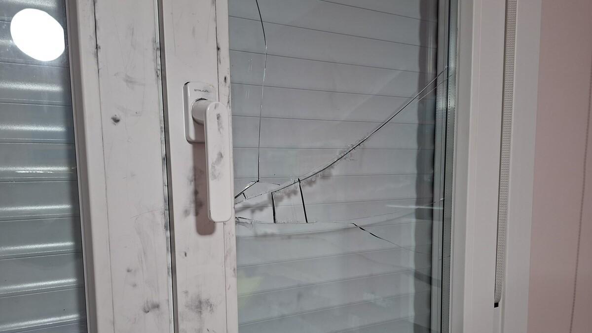 La ventana que rompieron los asaltantes para entrar en la vivienda de Laraño todavía con las marcas de polvo de la Policía para tratar de encontrar huellas