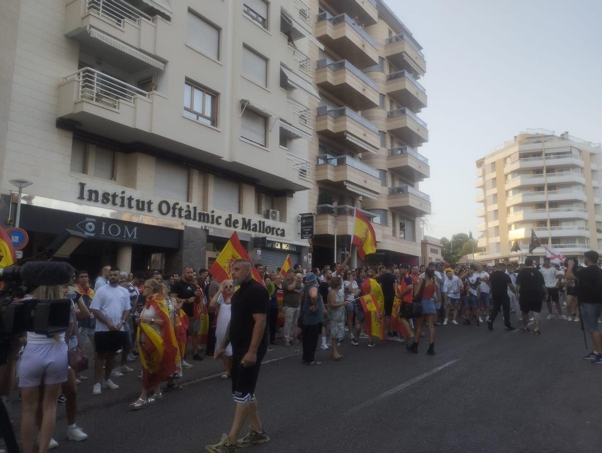 Los ciudadandos que han acudido a la concentración frente a la sede del consulado marroquí, en Palma.
