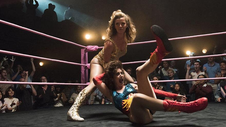 Betty Gilpin y Alison Brie protagonizan &#039;Glow&#039;.