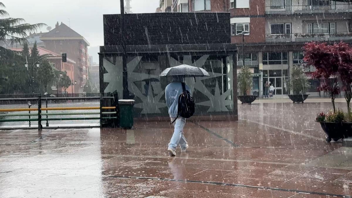 Llega una dana a Asturias: así fue la impresionante tormenta que pilló desprevenidos a muchos paseantes en Oviedo