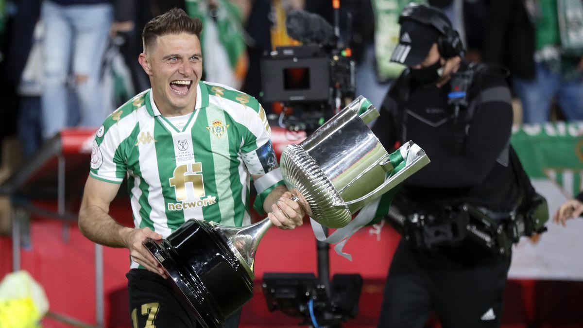 El capitán del Real Betis, Joaquín Sánchez, corre con el trofeo hacia sus compañeros tras al derrotar al Valencia.