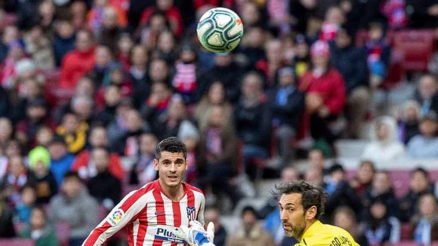 Morata observa el balón que supera a Diego López. // R. Jiménez