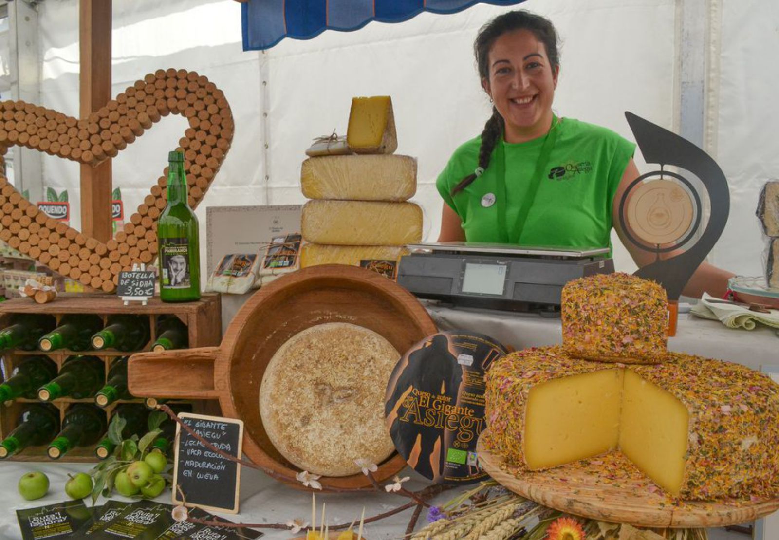 Rocío Bueno, de la quesería ecológica Asiegu, en la Feria agroalimentaria de productos ecológicos. 