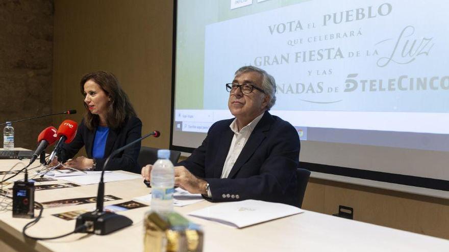 José Fernández y María Teresa del Estal presentan la participación en el concurso de Ferrero Rocher